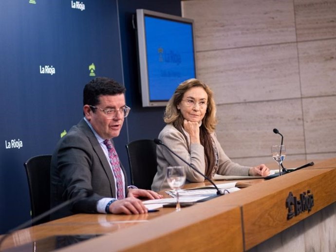 El portavoz del Gobierno, Alfonso Domínguez, en rueda de prensa junto a la consejera de Salud, María Martín