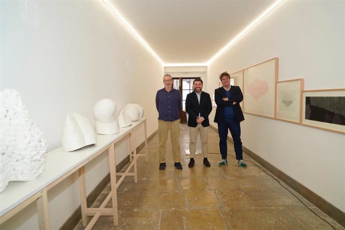 De izquierda a derecha, el escultor Joan Cortés, el teniente de alcalde y regidor de Cultura de Cort, Javier Bonet, y el coordinador general de Cultura y Turismo, Fernando Gómez de la Cuesta, en la presentación de la muestra 'Ple al buit'.