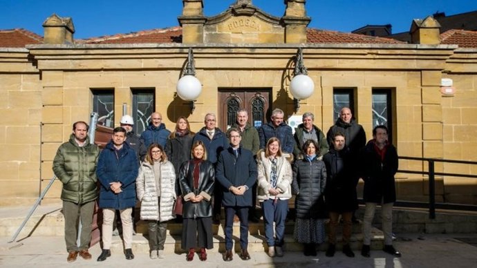 El presidente del Gobierno de La Rioja, Gonzalo Capellán,visitan las obras de rehabilitación del edificio de la Estación Enológico de Haro