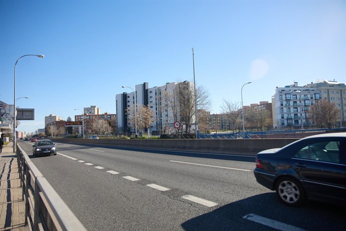 Archivo - Varios coches en la A-5 a la altura de la Avenida de los Poblados