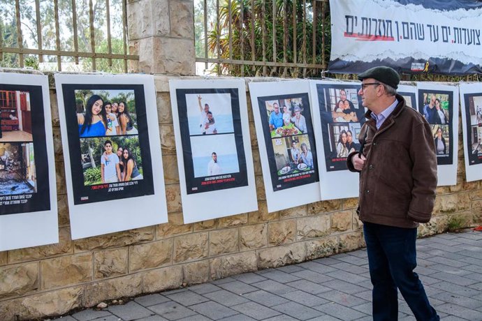 Imagen de varias pancartas colocadas por familitares de los rehenes secuestrados por Hamás durante una protesta junto a la residencia del primer ministro, Benjamin Netanyahu, en Jerusalén. 