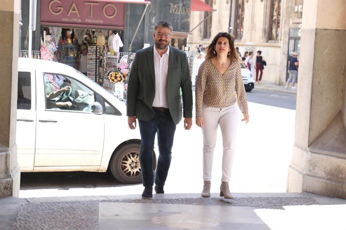 Archivo - Los diputados de MÉS per Mallorca Lluís Apesteguia y Maria Ramón.