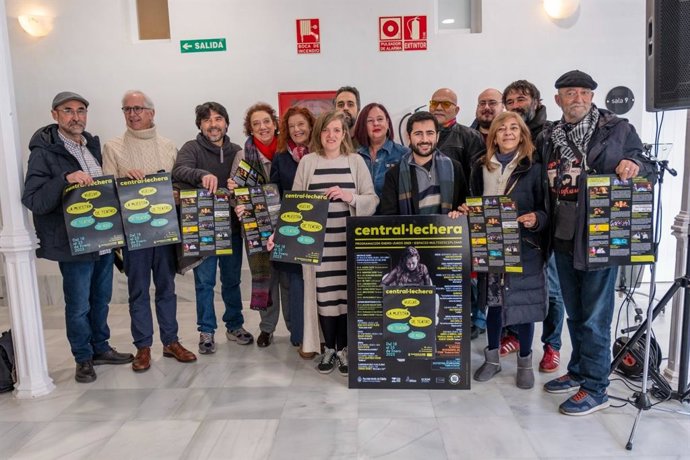 La teniente de alcalde de Cultura en el Ayuntamiento de Cádiz, Maite González, junto a representantes de compañías teatrales en la presentación de la muestra de teatro aficionado.