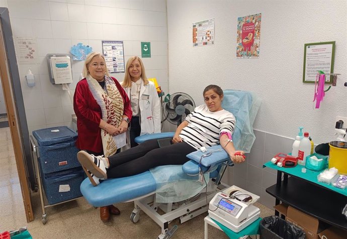 La delegada de Salud y Consumo de la Junta en Huelva, Manuela Caro, en su visita al Centro de Transfusión, Tejidos y Células de Huelva.