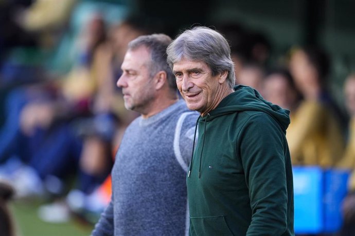 Archivo - Manuel Pellegrini junto a Hansi Flick en el Betis-Barcelona de LaLiga EA Sports 24-25