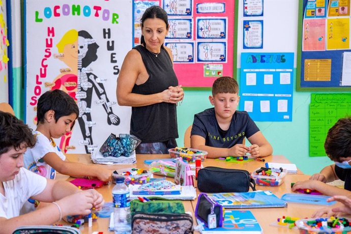 Archivo - Docente en un aula.