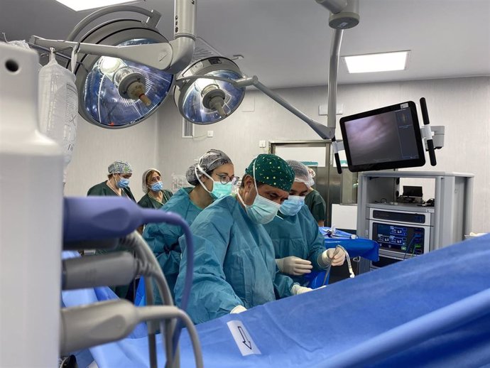 Intervención quirúrgica en el servicio de Urología con nuevas técnicas robóticas.