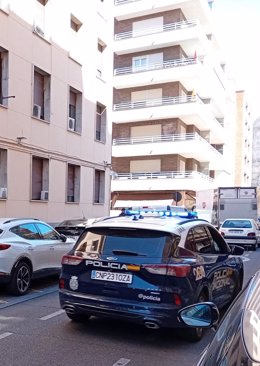 Archivo - Imagen de un vehículo de la Policía Nacional en Valladolid.