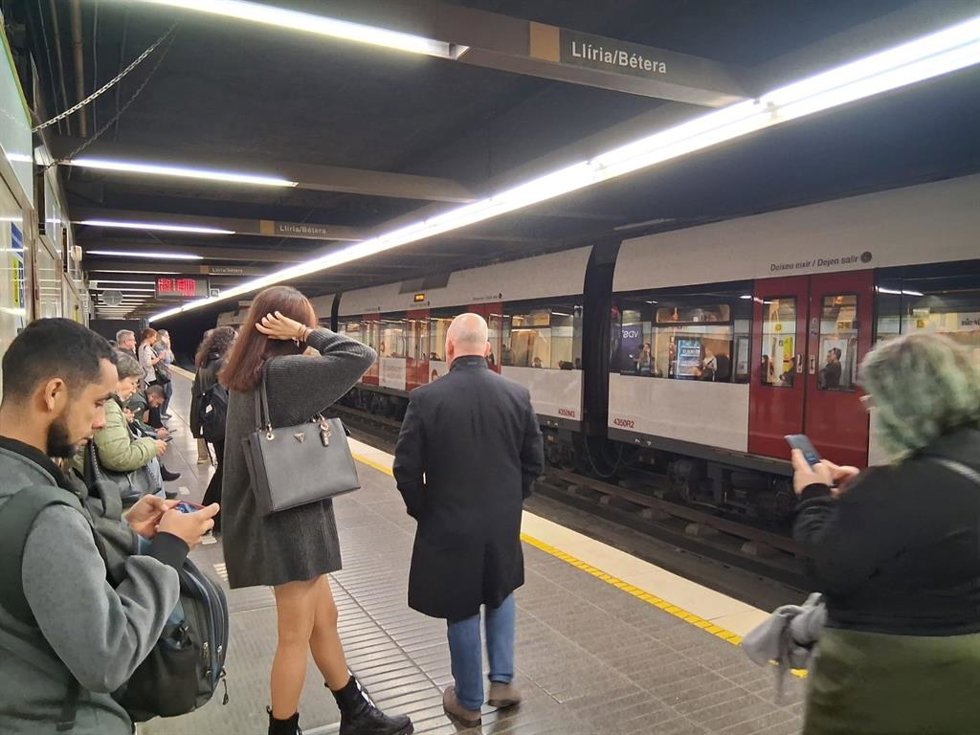 Archivo - Usuarios de metro tras recuperarse el servicio tras la dana