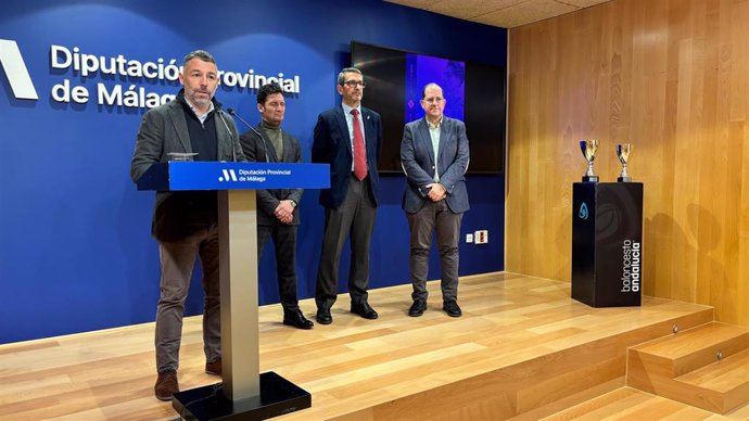 El diputado de Deportes, Juan Rosas, junto al delegado de Turismo, Cultura y Deporte de la Junta, Carlos García Giménez; el edil de Deportes de Manilva, Rogelio Pascual; y el vicepresidente y delegado en Málaga, Ricardo Bandrés.