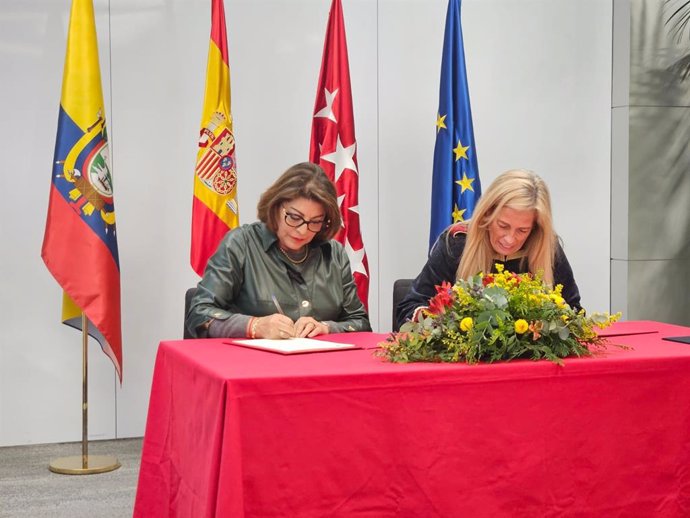 Embajadora del Ecuador en España, Wilma Andrade y  Consejera de Economía, Hacienda y Empleo de la Comunidad de Madrid, Rocío Albert. 