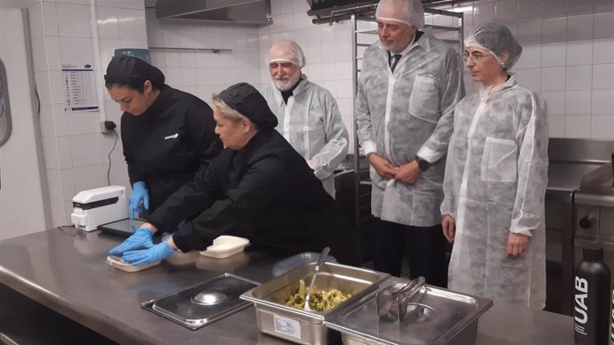 El presidente del Consell Comarcal del Vallès Occidental, Xavier Garcés; el rector de la UAB, Javier Lafuente, y la directora nacional de Calidad de Aramark, Rosa Gel, en uno de los momentos de preparación de los envases con comida