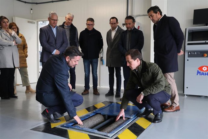 El presidente del Consell de Mallorca, Llorenç Galmés, observa una de las partes de la instalación.