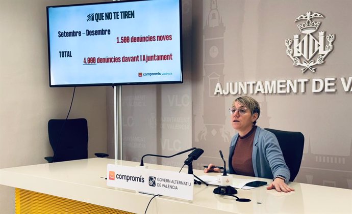 La portaveu de Compromís a l'Ajuntament de València, Papi Robles, en la roda de premsa que ha oferit sobre denúncies contra apartaments turístics il·legals en la ciutat.