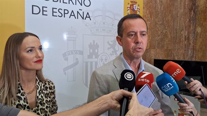 Archivo - El subdelegado del Gobierno en Almería, José María Martín, atendiendo a los medios.