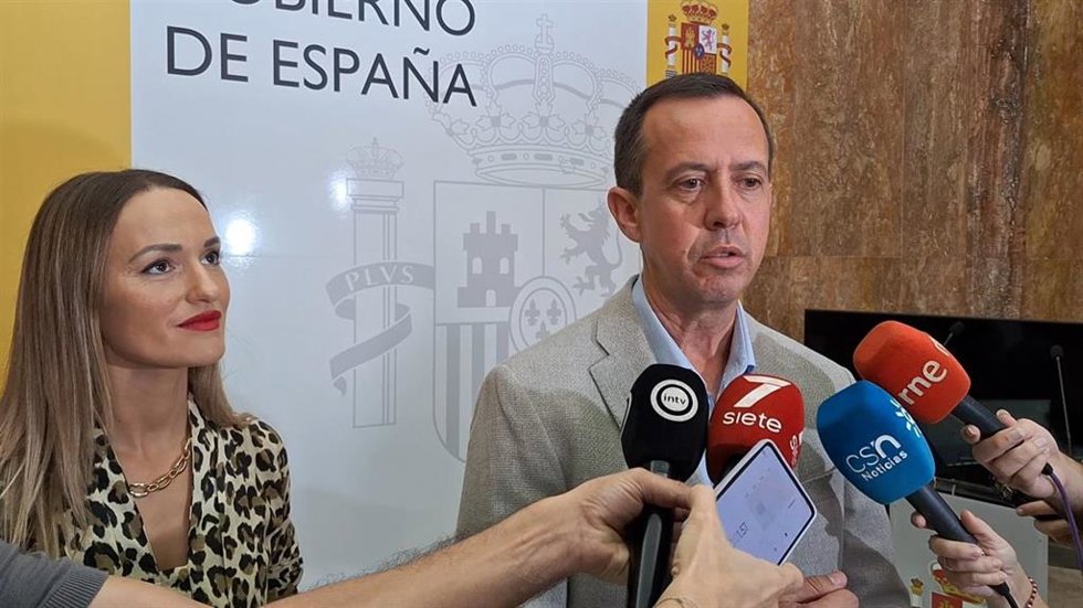 Archivo - El subdelegado del Gobierno en Almería, José María Martín, atendiendo a los medios.