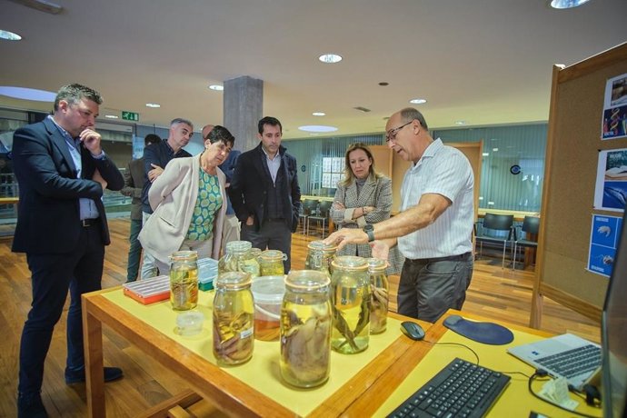 La presidenta del Cabildo de Tenerife, Rosa Dávila, en una visita al Centro Oceanográfico de Canarias