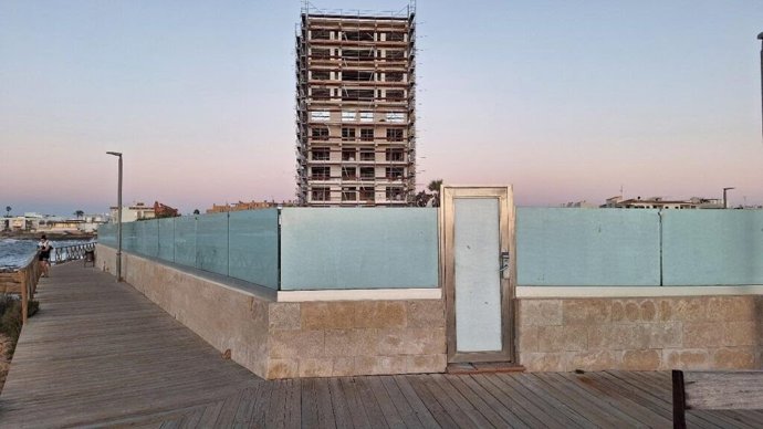 Muro perimetral del hotel de la Colònia de Sant Jordi que ocuparía dominio público marítimo terrestre.