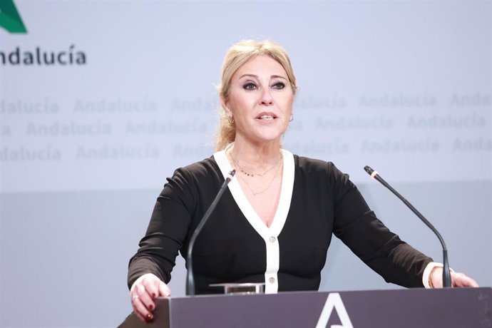 La consejera de Economía, Hacienda y Fondos Europeos y portavoz del Gobierno, Carolina España, interviene durante la rueda de prensa. A 14 de enero de 2025, en Sevilla (Andalucía, España). La consejera de Economía, Hacienda y Fondos Europeos y portavoz de