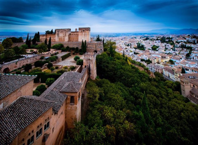 Archivo - Alhambra y Generalife, frente a la ciudad de Granada, en imagen de archivo