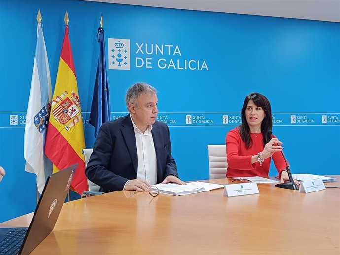 La conselleira de Vivienda e Planificación de Infraestruturas, María Martínez Allegue, junto al director xeral do Instituto Galego da Vivienda e Solo, Heriberto García Porto