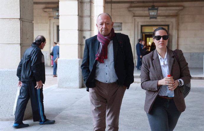 Archivo - El ex director general de Trabajo y Seguridad Social de la Junta de Andalucía Daniel Alberto Rivera, con su abogada a su llegada a la Audiencia provincial en una imagen de archivo 