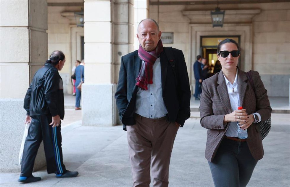 Archivo - El ex director general de Trabajo y Seguridad Social de la Junta de Andalucía Daniel Alberto Rivera, con su abogada a su llegada a la Audiencia provincial en una imagen de archivo