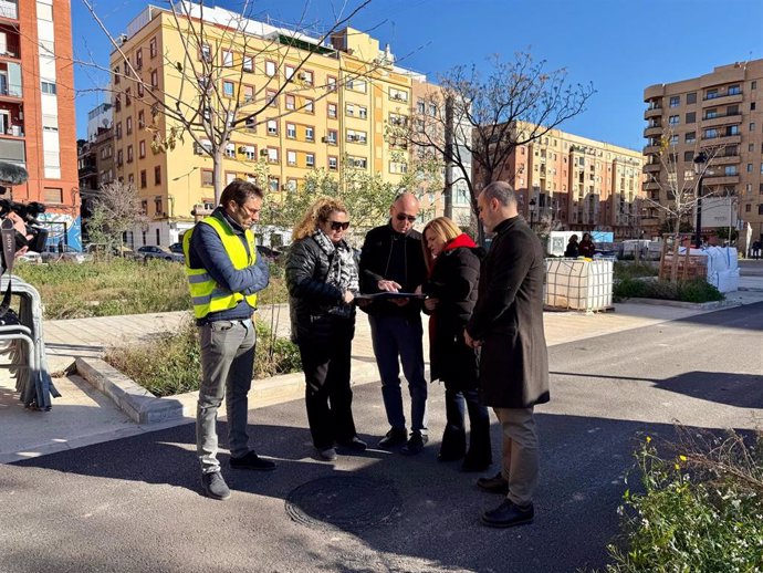 La delegada del Gobierno en la Comunitat Valenciana, Pilar Bernabé, visita las obras de la actuación residencial en las instalaciones del antiguo Cuartel de Ingenieros en València