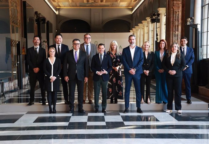 El presidente de la Junta de Andalucía, Juanma Moreno, durante la reunión con los promotores de The Embassy y el foro de negocios L'Attitude en el Palacio de San Telmo, a 14 de enero de 2025 en Sevilla (Andalucía, España). El presidente de la Junta de And