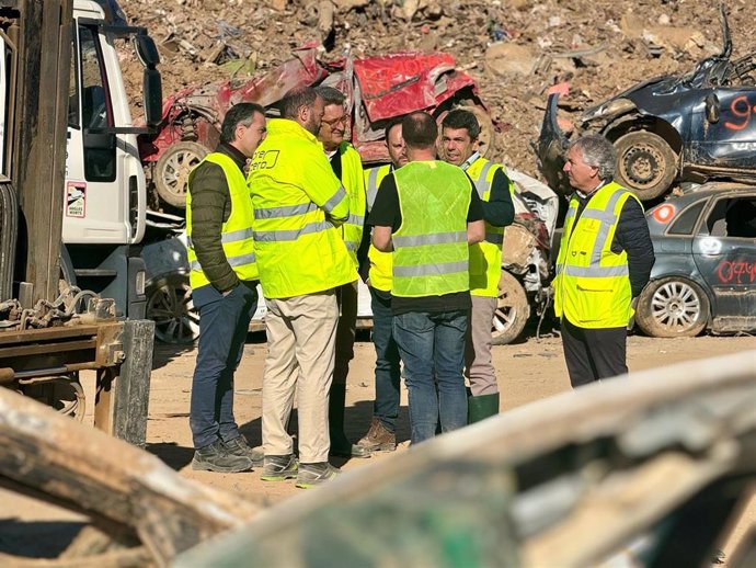 El president de la Generalitat, Carlos Mazón, visita el centro de transferencia de residuos tras la dana de Catarroja