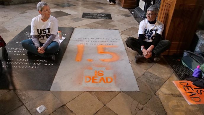 Las dos activistas de Just Stop Oil imputadas por realizar una pintada en la tumba de Charles Darwin en Londres.