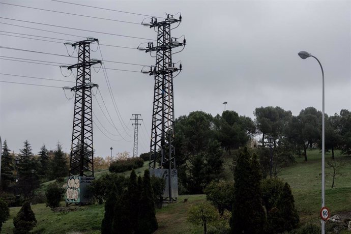 Archivo - Vista de dos torre de alta tensión, a 22 de noviembre de 2022, en Madrid (España). El precio promedio de la luz para los clientes de tarifa regulada vinculados al mercado mayorista ha caído un 6% con respecto a ayer lunes, 21 de noviembre, hasta