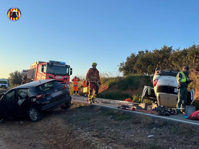 Tres heridos, entre ellos un menor, en un accidente entre dos coches en CV-380 en Vilamarxant