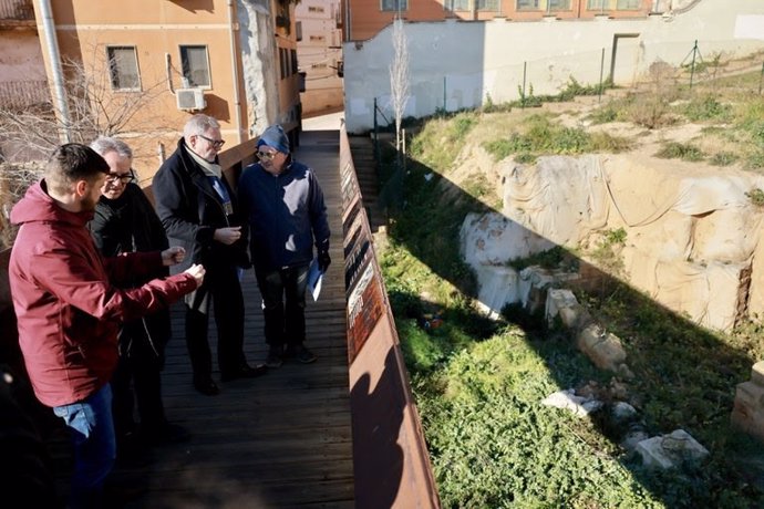 El alcalde de Lleida, Fèlix Larrosa, en una visita en la zona del antiguo barrio judío de la Cuirassa, a 14 de enero de 2025, en Lleida (Catalunya)