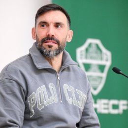 El entrenador del Elche CF, Eder Sarabia, en la rueda de prensa previa al partido de octavos de final de la Copa del Rey 2024-25 contra el Atlético de Madrid.