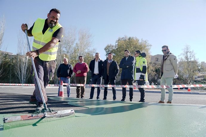 Un operario trabaja en las obras del bulevar de Cuesta Canela, en Olula del Río (Almería).