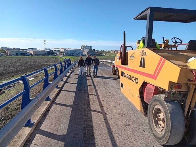 Susana Sánchez en las obras del puente de acceso a Mesas de Santa Rosa en Jerez.