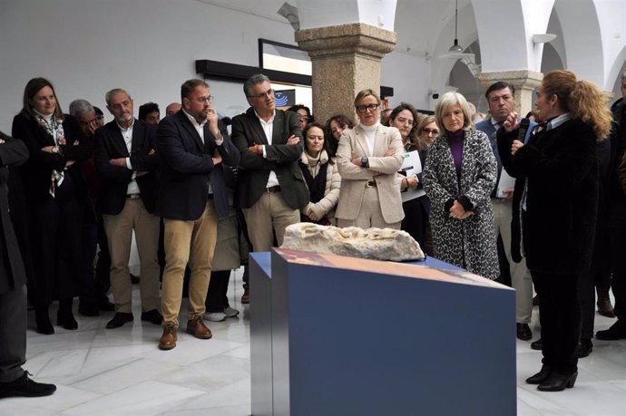 Antonio Rodríguez Osuna, Blanca Martín y Victoria Bazaga, en la inauguración de la exposición del Consorcio de la Ciudad Monumental en la Asamblea.