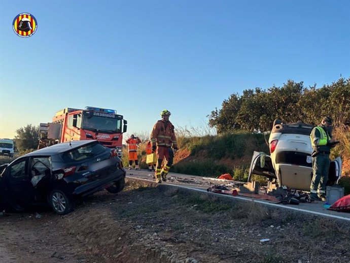 Tres ferits, entre ells un menor, en un accident entre dos cotxes a la CV-380 a Vilamarxant