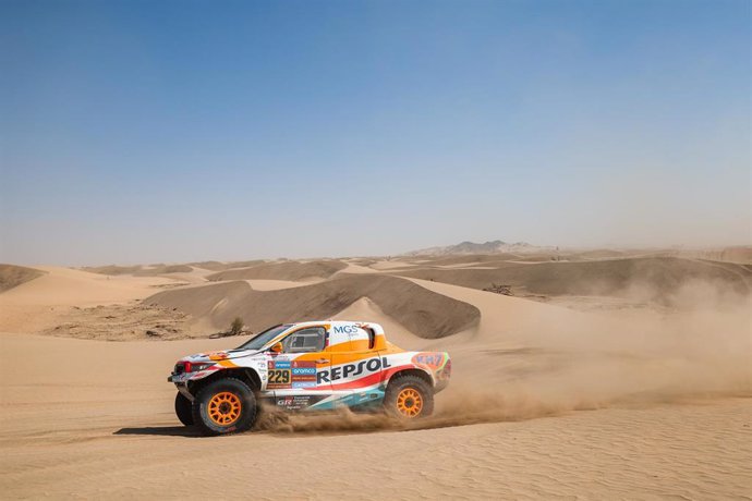 El Toyota de Isidre Esteve y Txema Villalobos durante una etapa del Rally Dakar 2025