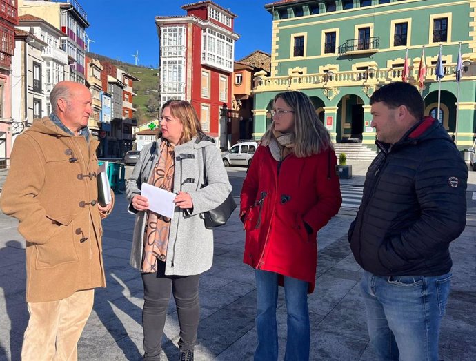 El diputado del PP Luis Venta con representantes del PP y del Ayuntamiento de Tineo