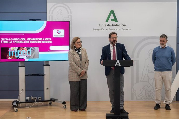 El delegado del Gobierno andaluz en Granada, Antonio Granados, junto a la delegada de Inclusión Social, Juventud, Familias e Igualdad, Matilde Ortiz, y Antonio Linares, gerente de la Fundación Purísima Concepción.