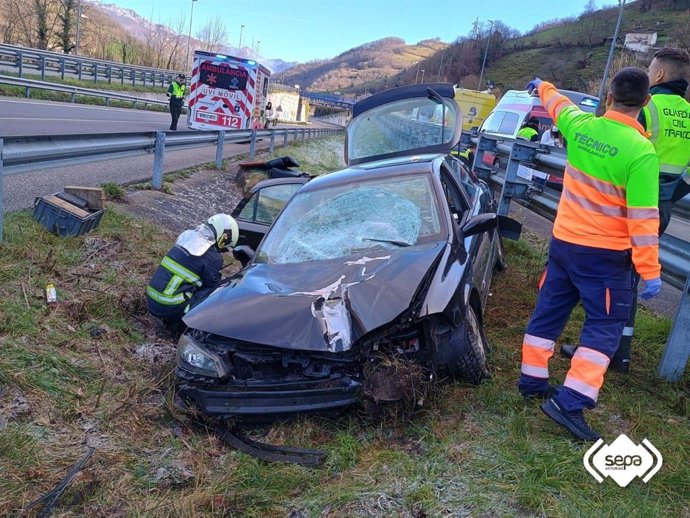 Intervención en un accidente de tráfico en Aller