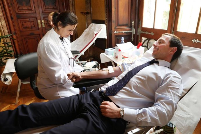 El presidente del Consell de Mallorca, Llorenç Galmés, dona sangre en la jornada de donaciones en el Palau del Consell.