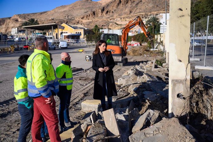 La presidenta de la APA, Rosario Soto, visita el inicio de las obras de mejora de la conexión al puerto de Almería desde la N-340.