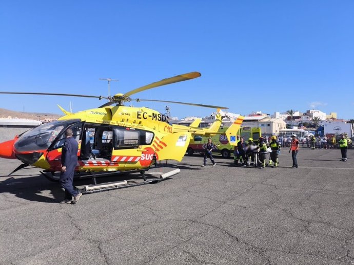 Helicóptero del SUC evacuando a un hombre rescatado del mar en una playa de Mogán (Gran Canaria)