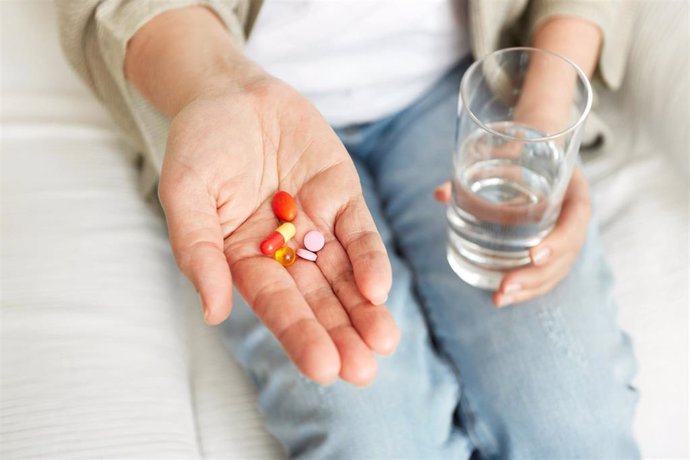 Archivo - Imagen de archivo de una mujer tomando antibióticos.