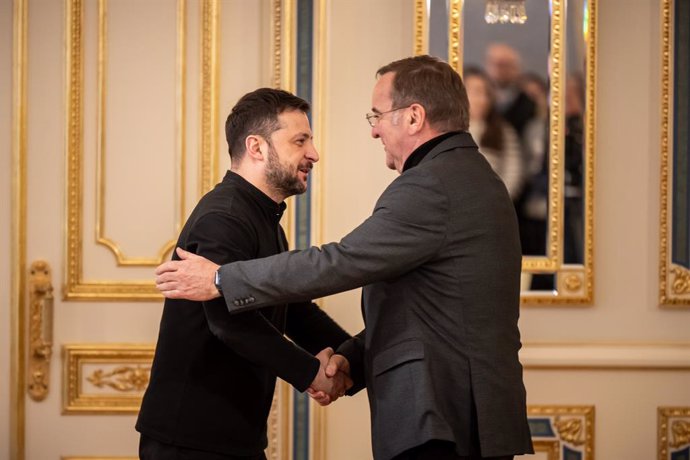 14 January 2025, Ukraine, Kiev: German Minister of Defence, Boris Pistorius (R) shakes hands with Ukraine's President Volodymyr Zelensky during his visit to Ukraine. Photo: Michael Kappeler/dpa-Pool/dpa