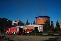 Los bomberos extinguen el incendio en el planetario de Pamplona
