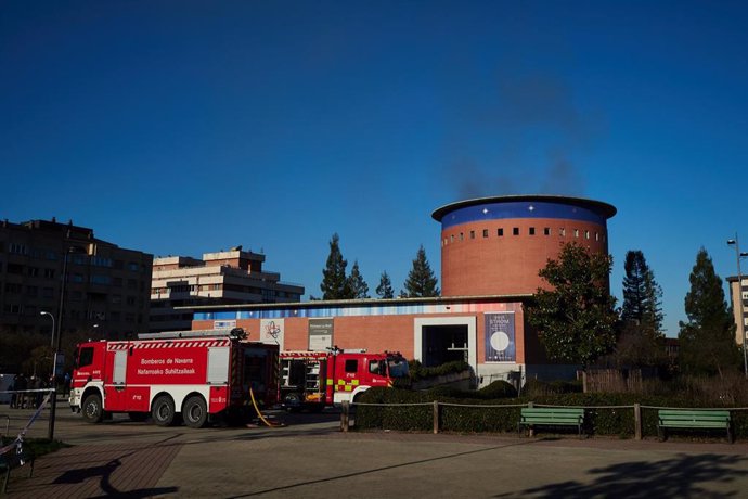 El planetario de Pamplona arde por un incendio, a 14 de enero de 2025, en Pamplona, Navarra (España). Los efectivos de bomberos continúan trabajando en el interior del planetario de Pamplona para tratar de extinguir el fuego que se ha declarado sobre las 